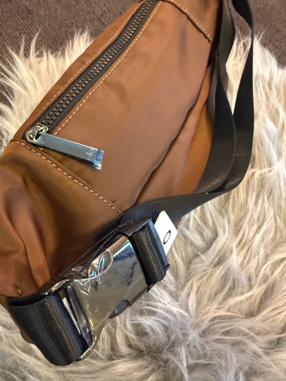 ALO YOGA Explorer Fanny Pack/ Belt Bag in Espresso - Picture 3 of 8